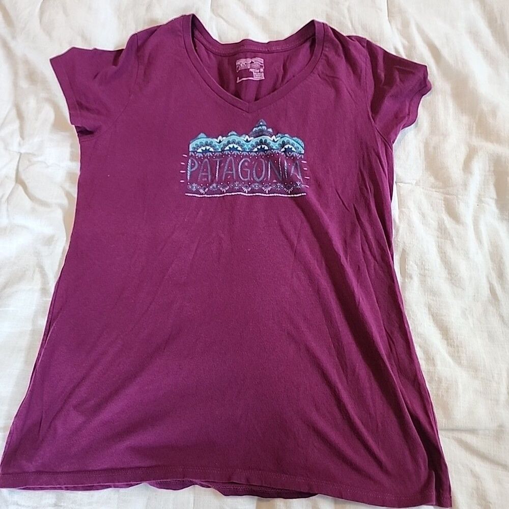 Patagonia T-Shirt Women’s Size S Purple V-Neck Graphic Logo Short Sleeve USA